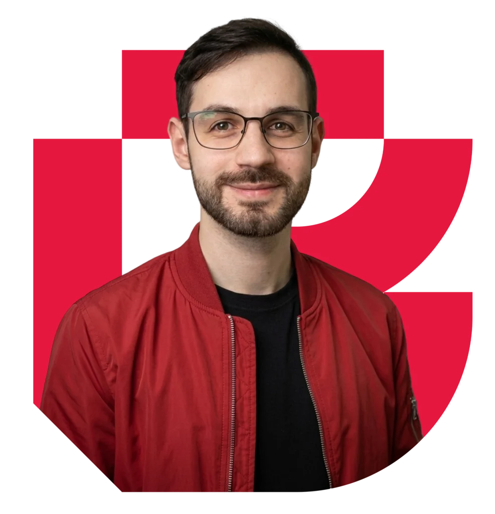 Diretor de marketing da agência Bridd com o logo atrás
